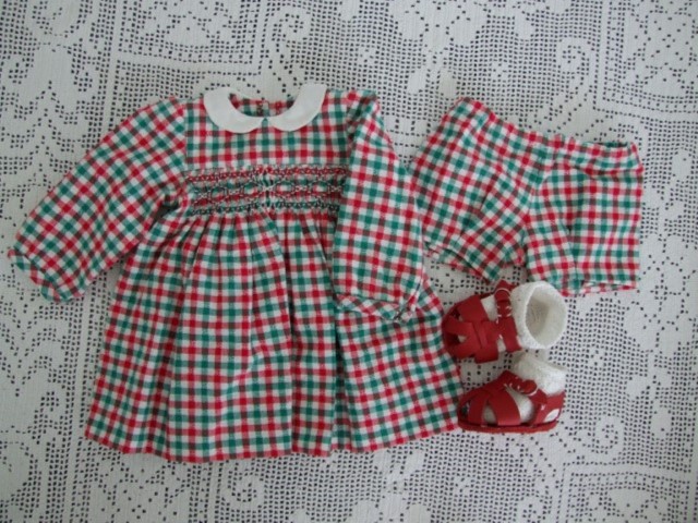 kariertes Kleid mit Sandalen